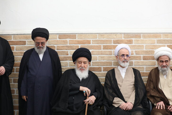 حضور مراجع، علما و شخصیت های حوزوی در دفتر مرحوم آیت‌الله العظمی شبیری زنجانی برای عرض تسلیت