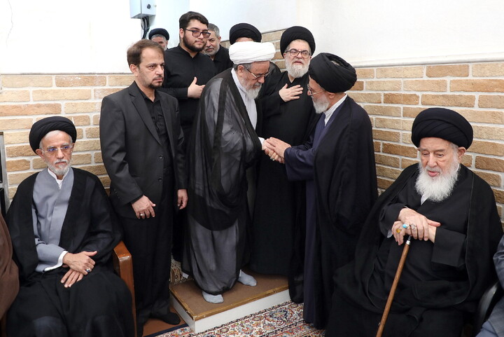 حضور مراجع، علما و شخصیت های حوزوی در دفتر مرحوم آیت‌الله العظمی شبیری زنجانی برای عرض تسلیت