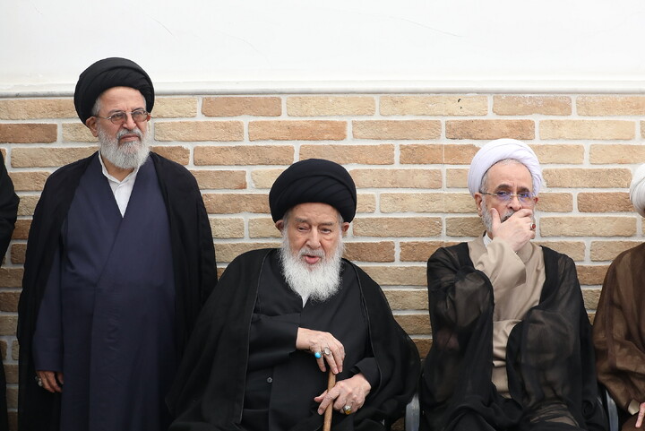 تصاویر/ حضور مراجع، علما و شخصیت های حوزوی در دفتر آیت‌الله الظمی شبیری زنجانی برای عرض تسلیت