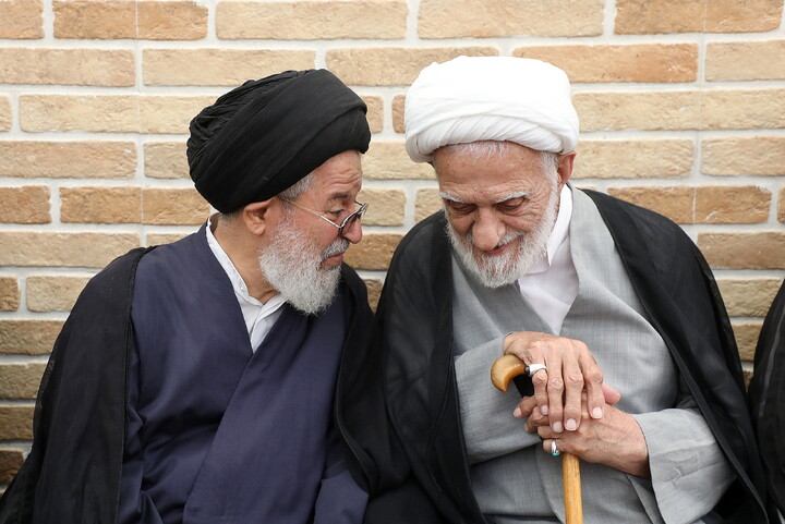 حضور مراجع، علما و شخصیت های حوزوی در دفتر مرحوم آیت‌الله العظمی شبیری زنجانی برای عرض تسلیت