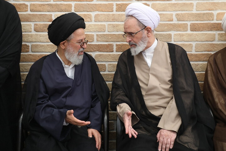 حضور مراجع، علما و شخصیت های حوزوی در دفتر مرحوم آیت‌الله العظمی شبیری زنجانی برای عرض تسلیت