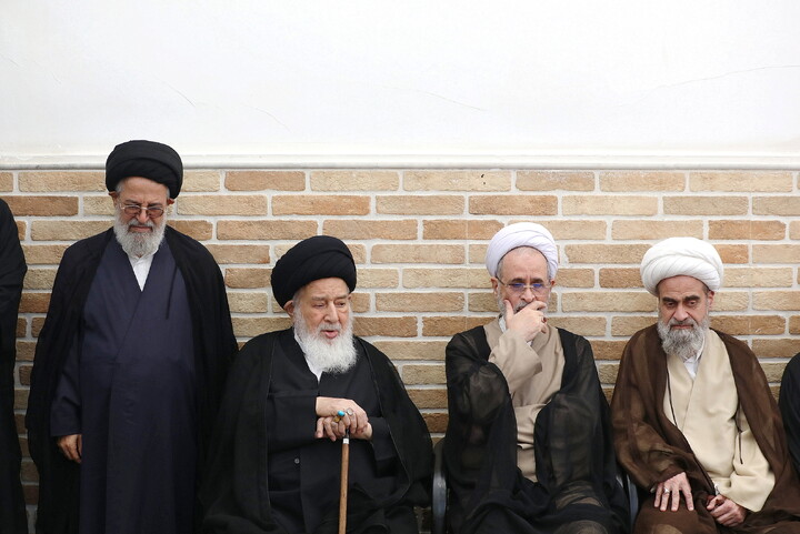 حضور مراجع، علما و شخصیت های حوزوی در دفتر مرحوم آیت‌الله العظمی شبیری زنجانی برای عرض تسلیت