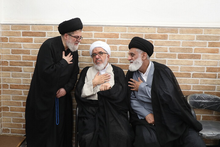 حضور مراجع، علما و شخصیت های حوزوی در دفتر مرحوم آیت‌الله العظمی شبیری زنجانی برای عرض تسلیت