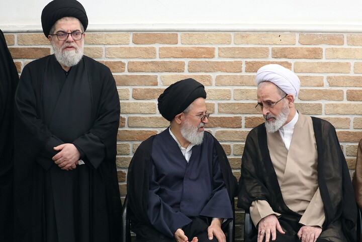 حضور مراجع، علما و شخصیت های حوزوی در دفتر مرحوم آیت‌الله العظمی شبیری زنجانی برای عرض تسلیت
