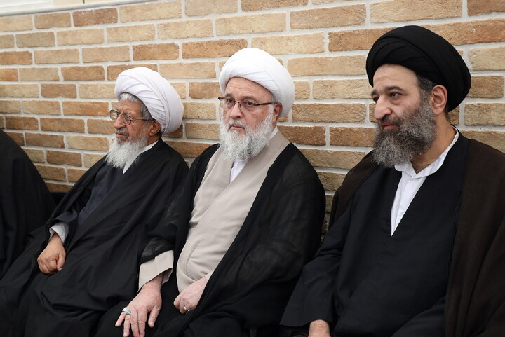 حضور مراجع، علما و شخصیت های حوزوی در دفتر مرحوم آیت‌الله العظمی شبیری زنجانی برای عرض تسلیت