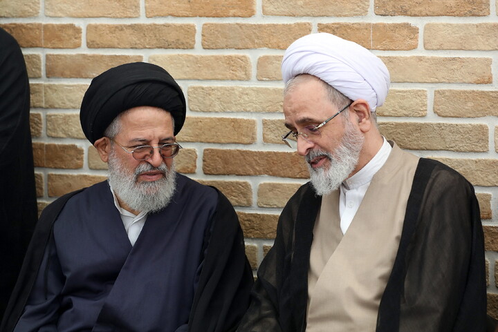 حضور مراجع، علما و شخصیت های حوزوی در دفتر مرحوم آیت‌الله العظمی شبیری زنجانی برای عرض تسلیت