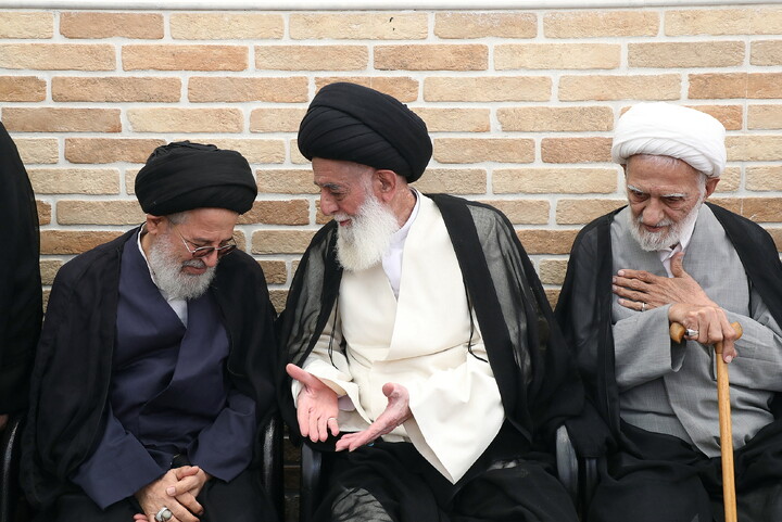 حضور مراجع، علما و شخصیت های حوزوی در دفتر مرحوم آیت‌الله العظمی شبیری زنجانی برای عرض تسلیت