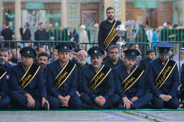 تصاویر/ مراسم تعویض پرچم گنبد حرم حضرت فاطمه معصومه(س) در شب وفات کریمه اهل بیت(ع)