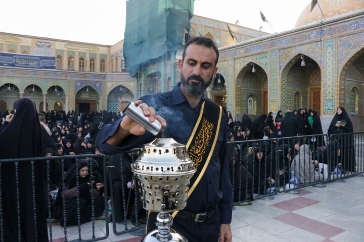 تصاویر/ مراسم تعویض پرچم گنبد حرم حضرت فاطمه معصومه(س) در شب وفات کریمه اهل بیت(ع)
