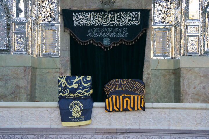 تصاویر/ مراسم تعویض پرچم گنبد حرم حضرت فاطمه معصومه(س) در شب وفات کریمه اهل بیت(ع)
