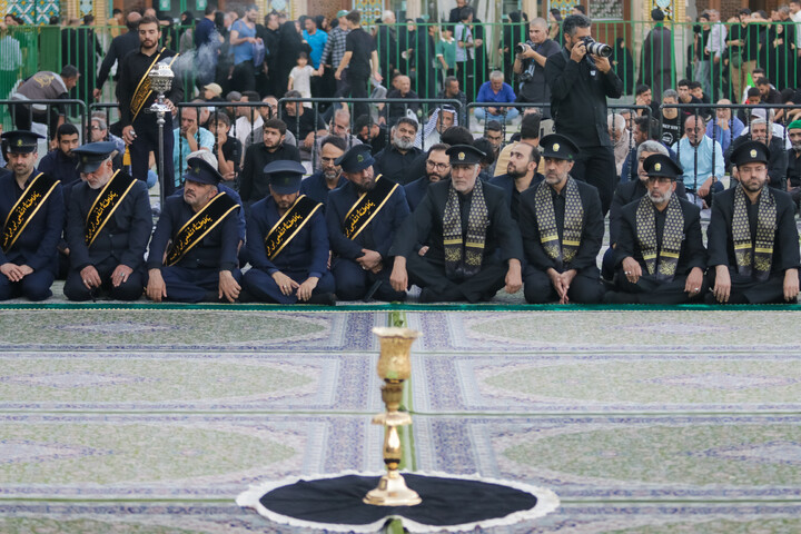 تصاویر/ مراسم تعویض پرچم گنبد حرم حضرت فاطمه معصومه(س) در شب وفات کریمه اهل بیت(ع)