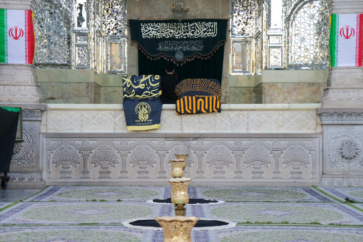 تصاویر/ مراسم تعویض پرچم گنبد حرم حضرت فاطمه معصومه(س) در شب وفات کریمه اهل بیت(ع)