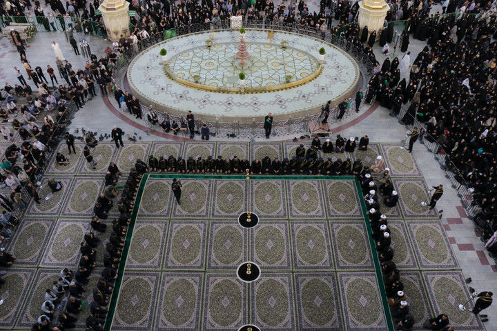 تصاویر/ مراسم تعویض پرچم گنبد حرم حضرت فاطمه معصومه(س) در شب وفات کریمه اهل بیت(ع)