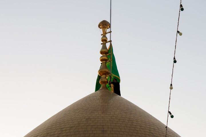 تصاویر/ مراسم تعویض پرچم گنبد حرم حضرت فاطمه معصومه(س) در شب وفات کریمه اهل بیت(ع)