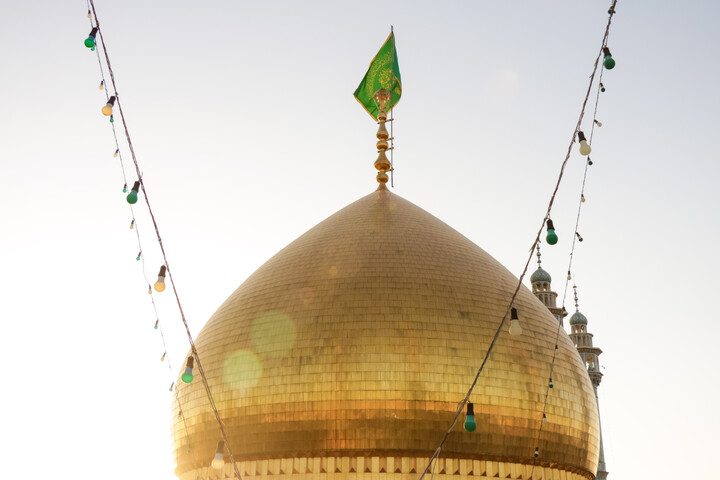 تصاویر/ مراسم تعویض پرچم گنبد حرم حضرت فاطمه معصومه(س) در شب وفات کریمه اهل بیت(ع)