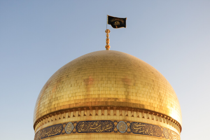 تصاویر/ مراسم تعویض پرچم گنبد حرم حضرت فاطمه معصومه(س) در شب وفات کریمه اهل بیت(ع)