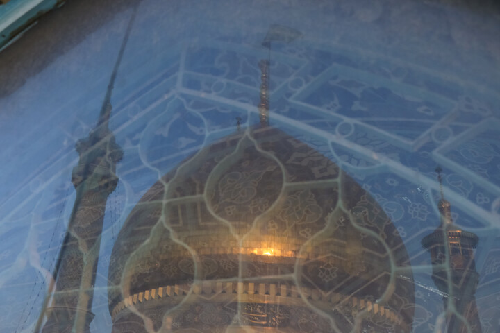 تصاویر/ مراسم تعویض پرچم گنبد حرم حضرت فاطمه معصومه(س) در شب وفات کریمه اهل بیت(ع)