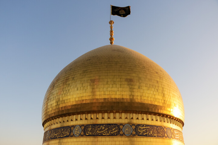 تصاویر/ مراسم تعویض پرچم گنبد حرم حضرت فاطمه معصومه(س) در شب وفات کریمه اهل بیت(ع)