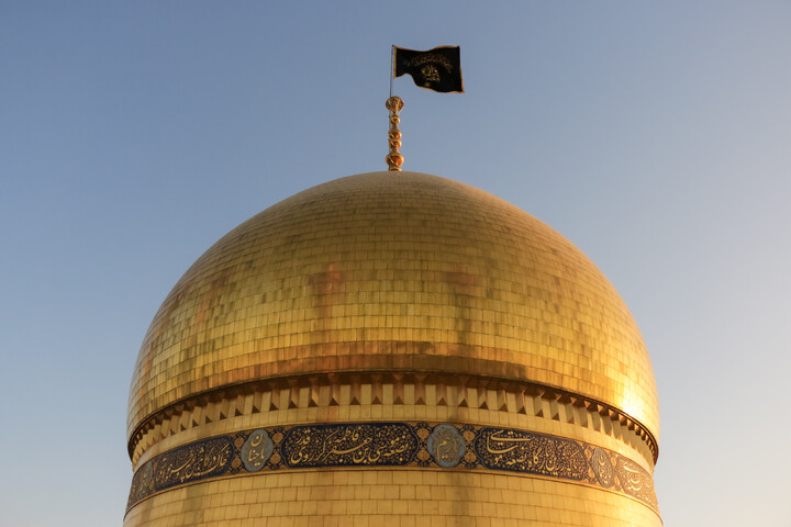 تصاویر/ مراسم تعویض پرچم گنبد حرم حضرت فاطمه معصومه(س) در شب وفات کریمه اهل بیت(ع)