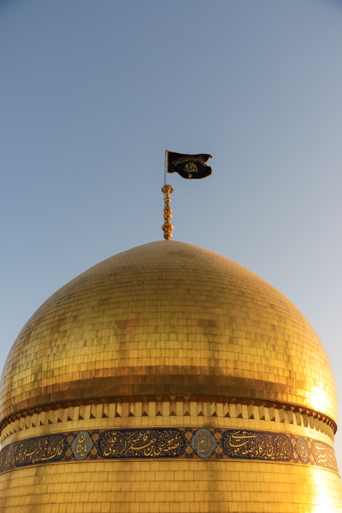 تصاویر/ مراسم تعویض پرچم گنبد حرم حضرت فاطمه معصومه(س) در شب وفات کریمه اهل بیت(ع)