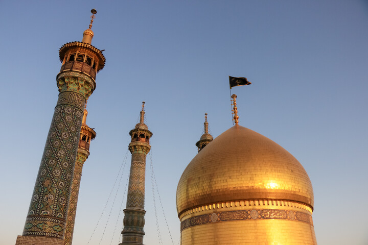 تصاویر/ مراسم تعویض پرچم گنبد حرم حضرت فاطمه معصومه(س) در شب وفات کریمه اهل بیت(ع)