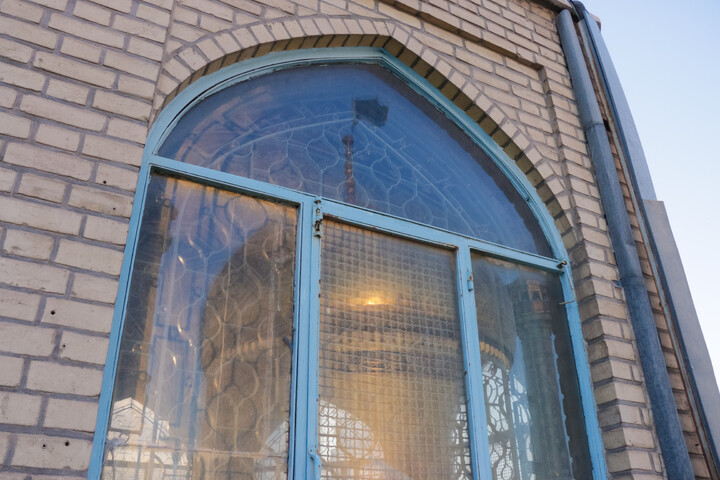 تصاویر/ مراسم تعویض پرچم گنبد حرم حضرت فاطمه معصومه(س) در شب وفات کریمه اهل بیت(ع)