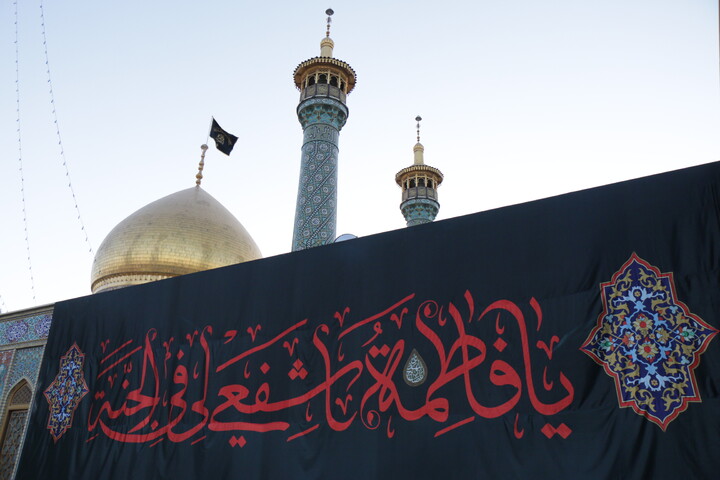 تصاویر/ مراسم تعویض پرچم گنبد حرم حضرت فاطمه معصومه(س) در شب وفات کریمه اهل بیت(ع)