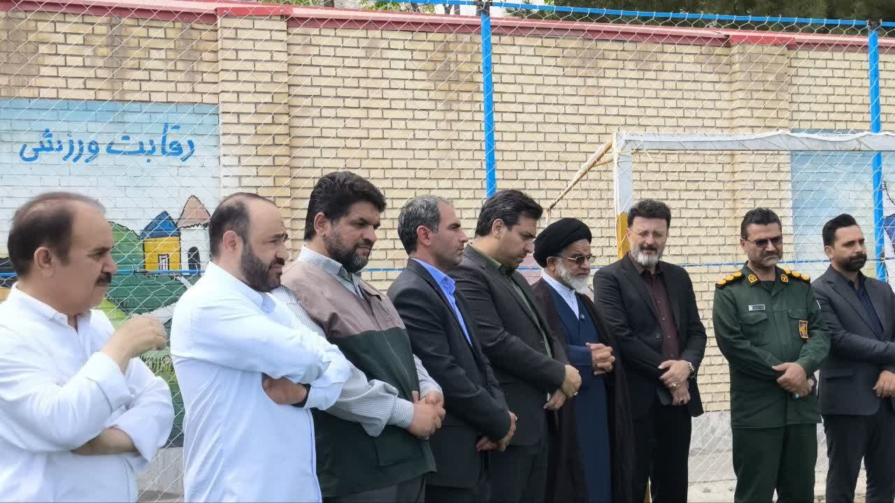 توزیع ۳۸۰ بسته کولهپشتی و لوازمالتحریر میان دانشآموزان نیازمند نطنز
