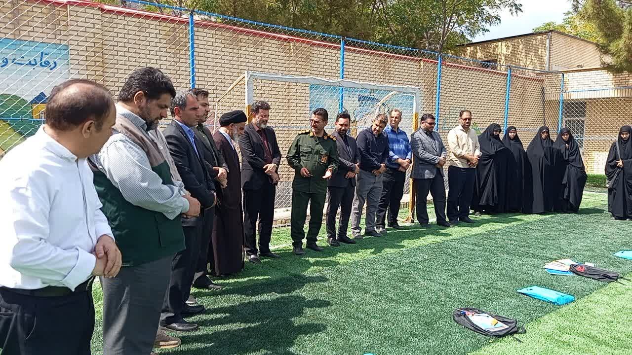 توزیع ۳۸۰ بسته کولهپشتی و لوازمالتحریر میان دانشآموزان نیازمند نطنز