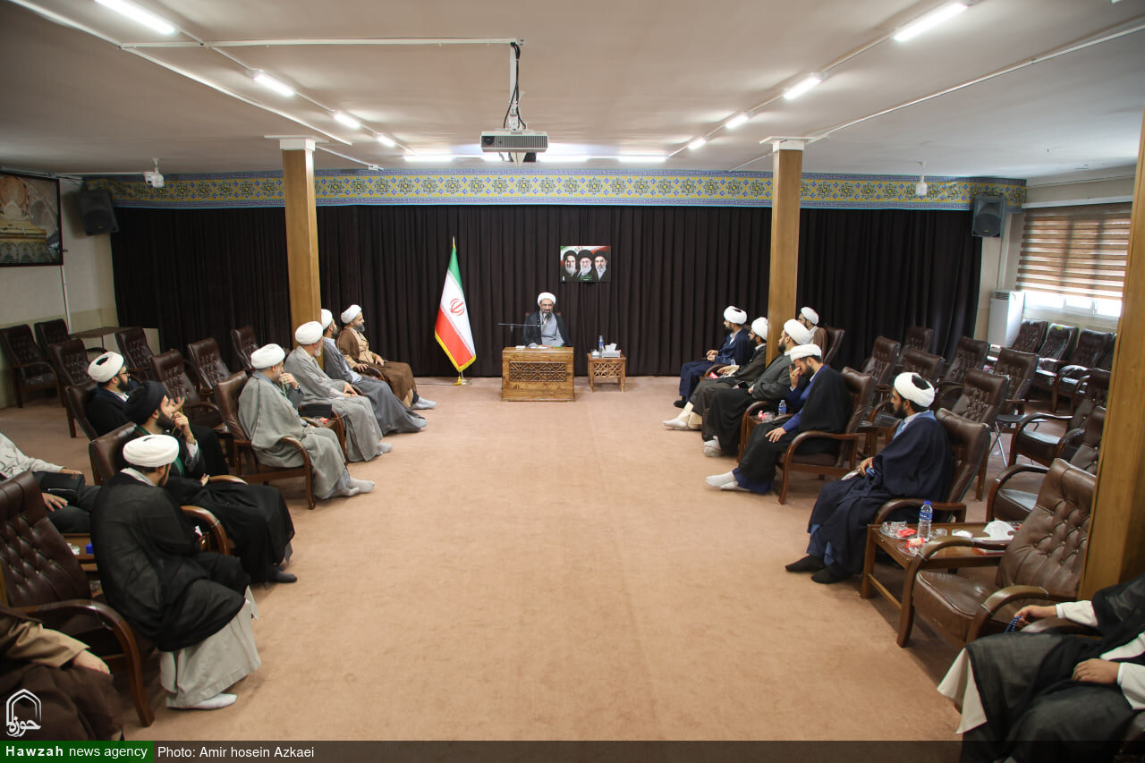تصاویر /  دیدار جمعی از طلاب و مبلغین میز گفت‌گوی مردمی در میدان امام خمینی(ره) با امام جمعه همدان