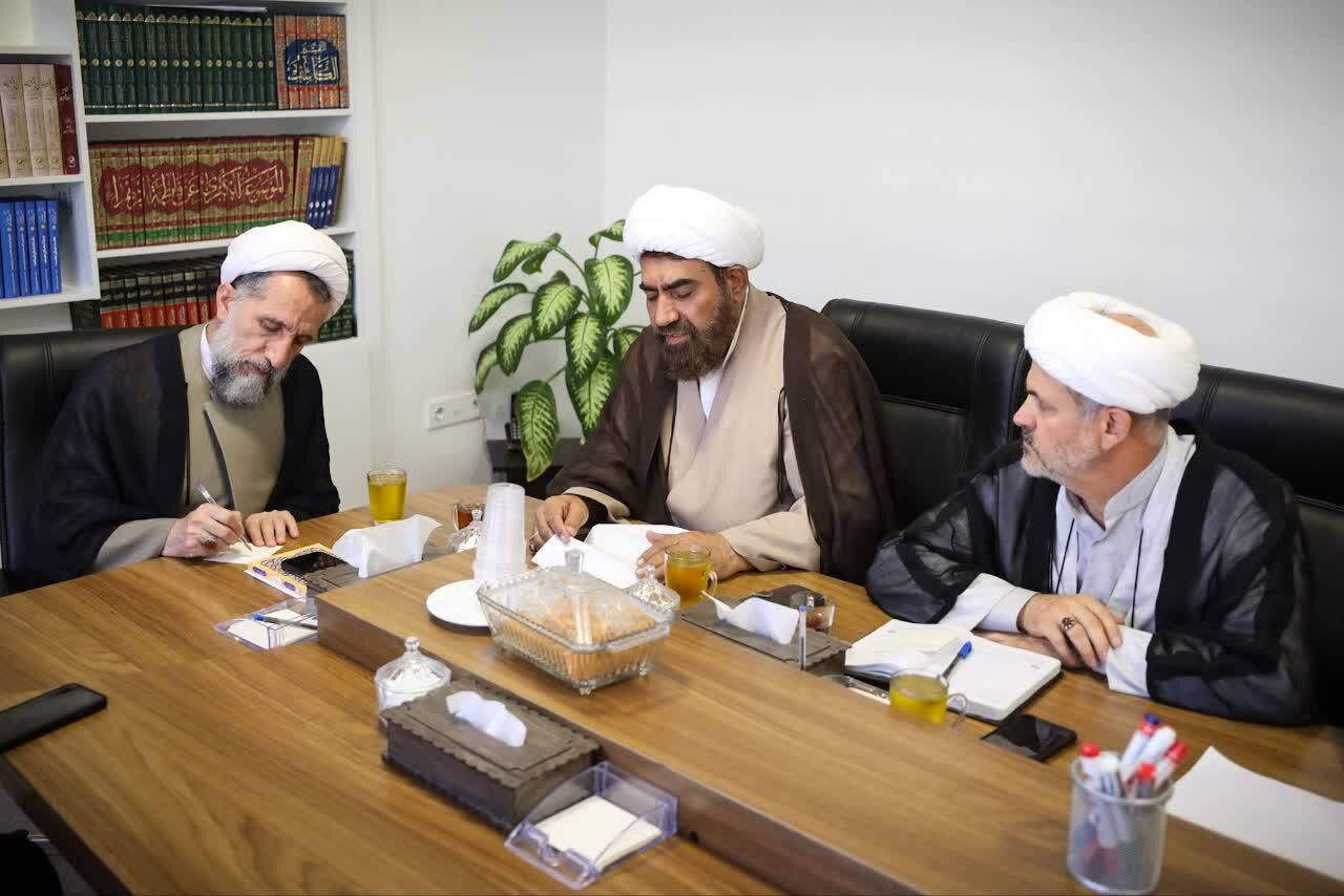 ایران اسلامی در برابر همه کفر ایستاد و با سربلندی پیروزشد/روحانیت در دوران دفاع مقدس نقش اثر گذاری داشتند
