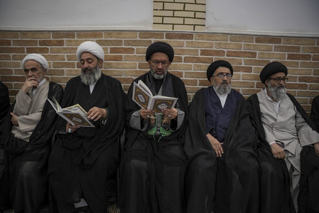 تصاویر/ ابراز تسلیت خادمان حرم مطهر بانوی کرامت به بیت آیت‌الله العظمی شبیری زنجانی