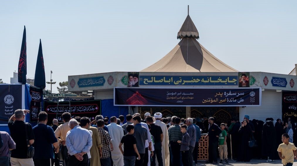 خدمت‌رسانی ۳۰ موکب ایرانی و عراقی به زائران در حرم حضرت معصومه(س)