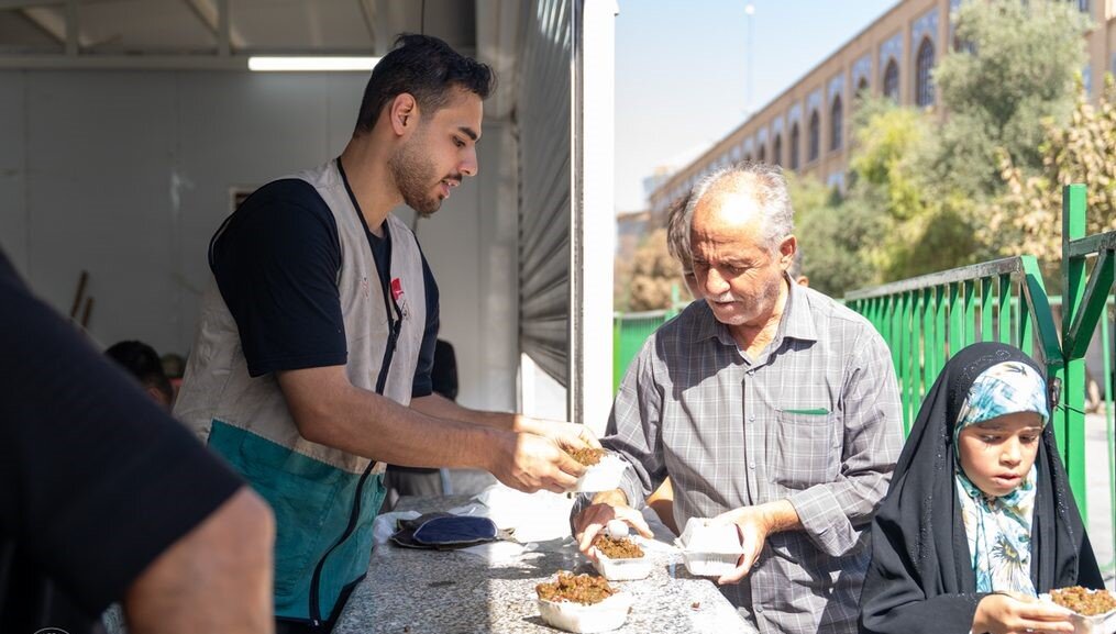 خدمت‌رسانی ۳۰ موکب ایرانی و عراقی به زائران در حرم حضرت معصومه(س)