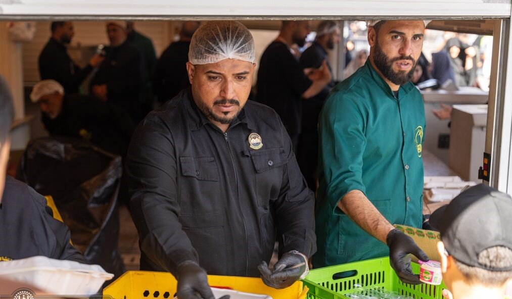 خدمت‌رسانی ۳۰ موکب ایرانی و عراقی به زائران در حرم حضرت معصومه(س)