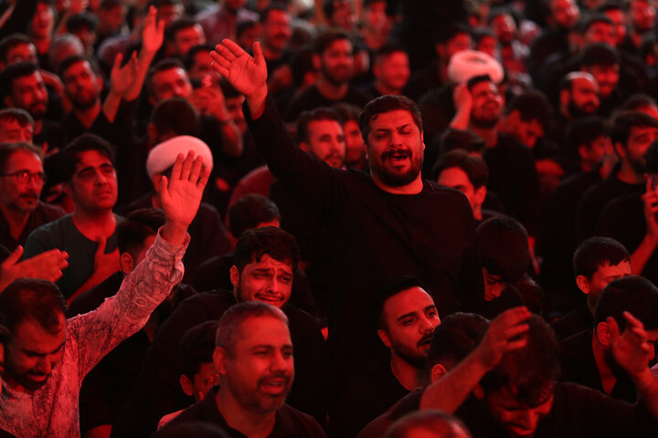 عزاداری پرشور نسل جوان در شب رحلت حضرت معصومه(س)