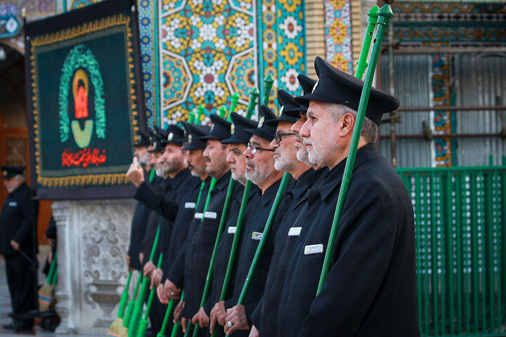 آیین جاروکشی خادمان حرم امام رضا(ع) در حرم حضرت معصومه(س)