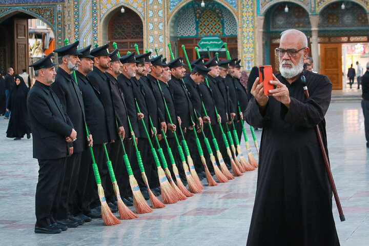 آیین جاروکشی خادمان حرم امام رضا(ع) در حرم حضرت معصومه(س)