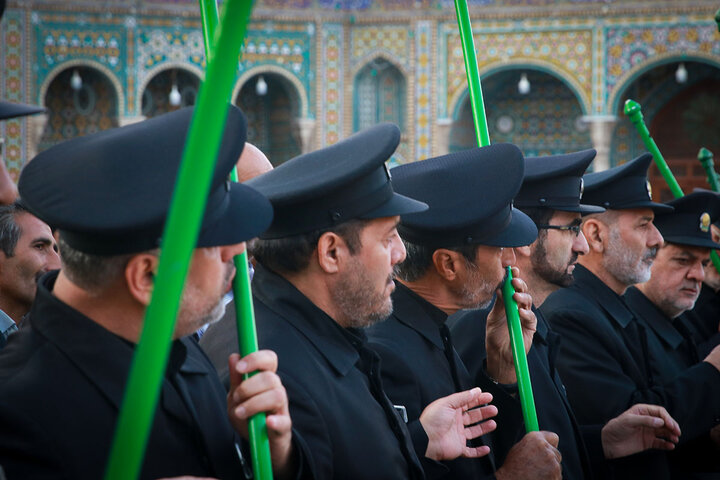آیین جاروکشی خادمان حرم امام رضا(ع) در حرم حضرت معصومه(س)