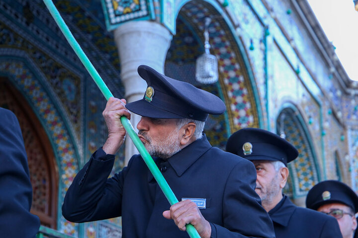 آیین جاروکشی خادمان حرم امام رضا(ع) در حرم حضرت معصومه(س)