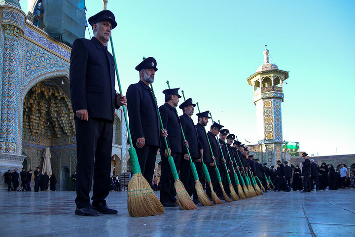 آیین جاروکشی خادمان حرم امام رضا(ع) در حرم حضرت معصومه(س)