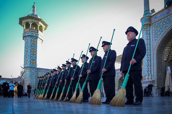 آیین جاروکشی خادمان حرم امام رضا(ع) در حرم حضرت معصومه(س)