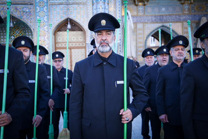 آیین جاروکشی خادمان حرم امام رضا(ع) در حرم حضرت معصومه(س)