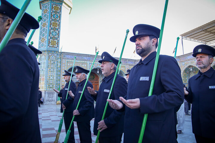 آیین جاروکشی خادمان حرم امام رضا(ع) در حرم حضرت معصومه(س)