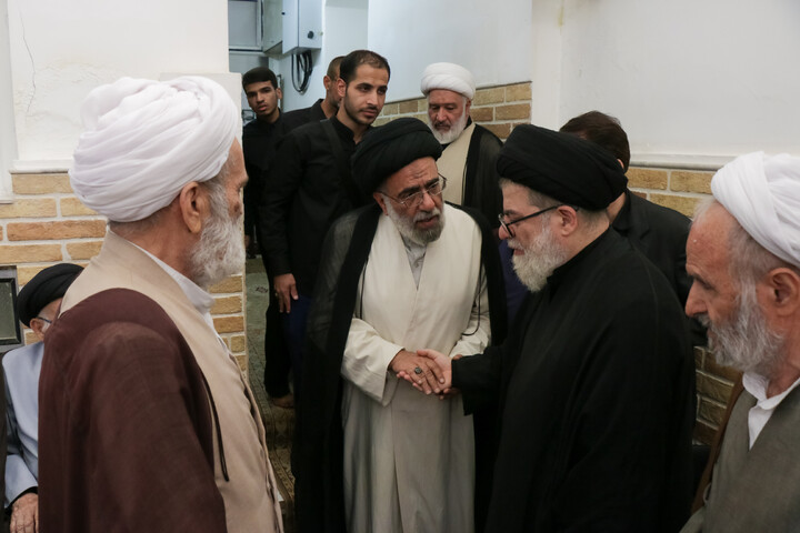 تصاویر/ حضور علما و شخصیت های حوزوی در دفتر مرحوم آیت‌الله العظمی شبیری زنجانی برای عرض تسلیت