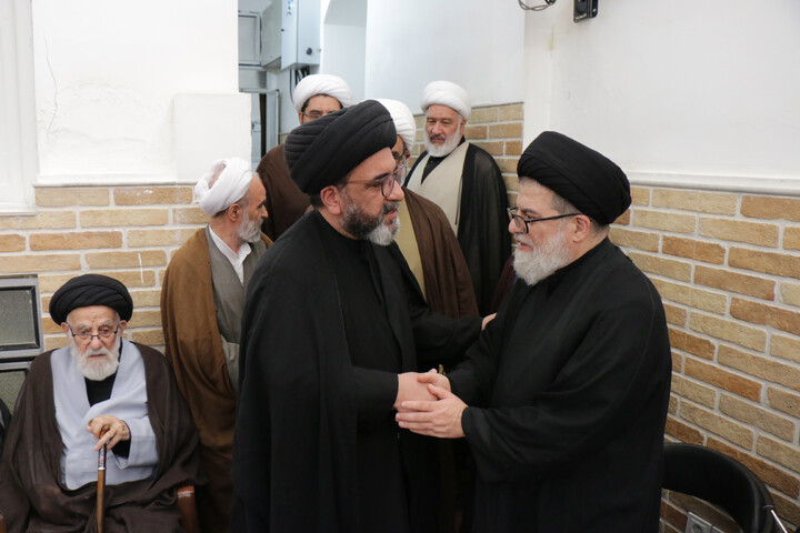 تصاویر/ حضور علما و شخصیت های حوزوی در دفتر مرحوم آیت‌الله العظمی شبیری زنجانی برای عرض تسلیت