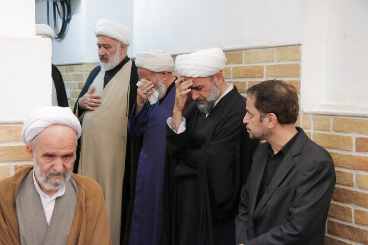 تصاویر/ حضور علما و شخصیت های حوزوی در دفتر مرحوم آیت‌الله العظمی شبیری زنجانی برای عرض تسلیت