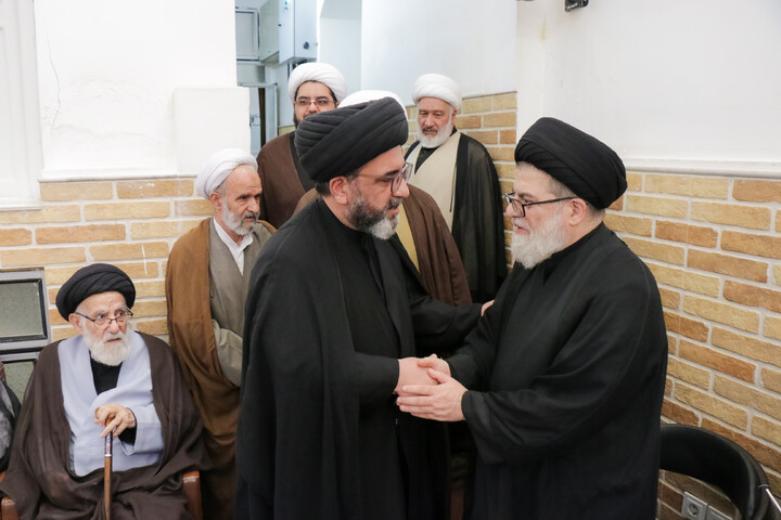 تصاویر/ حضور علما و شخصیت های حوزوی در دفتر مرحوم آیت‌الله العظمی شبیری زنجانی برای عرض تسلیت