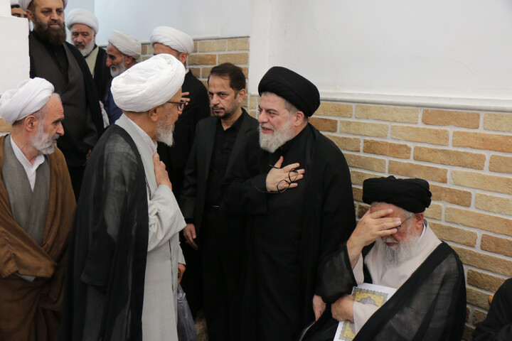 تصاویر/ حضور علما و شخصیت های حوزوی در دفتر مرحوم آیت‌الله العظمی شبیری زنجانی برای عرض تسلیت