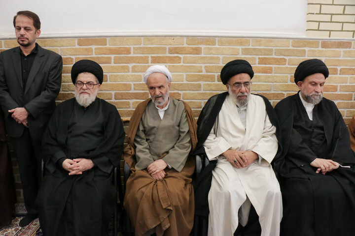 تصاویر/ حضور علما و شخصیت های حوزوی در دفتر مرحوم آیت‌الله العظمی شبیری زنجانی برای عرض تسلیت